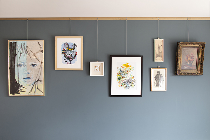 How high to hang pictures - STAS picture hanging systems